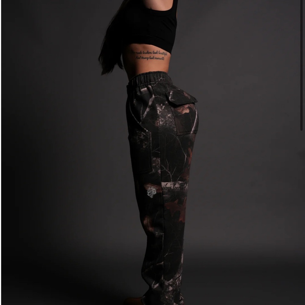 DUAL SHE WRATH SWEATS IN DARC BROWN WOODLAND CAMO